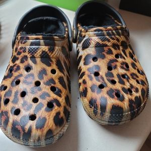 Leopard print crocs with furry liner (Womens 6)